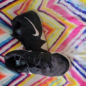 Nike Air Kyrie 4 Basketball Shoes Size 12